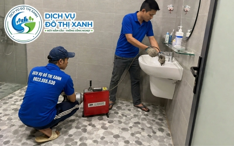 Kỹ thuật viên khảo sát nguyên nhân và chiều dài tuyến trước khi báo giá thông cống Đức Hòa