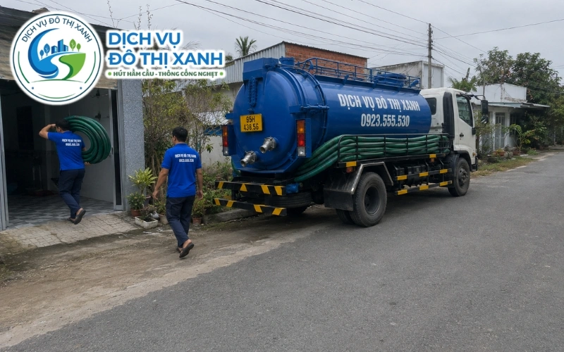 Kỹ thuật viên Đô Thị Xanh mở nắp và đo hầm trước khi báo giá tại Châu Thành A