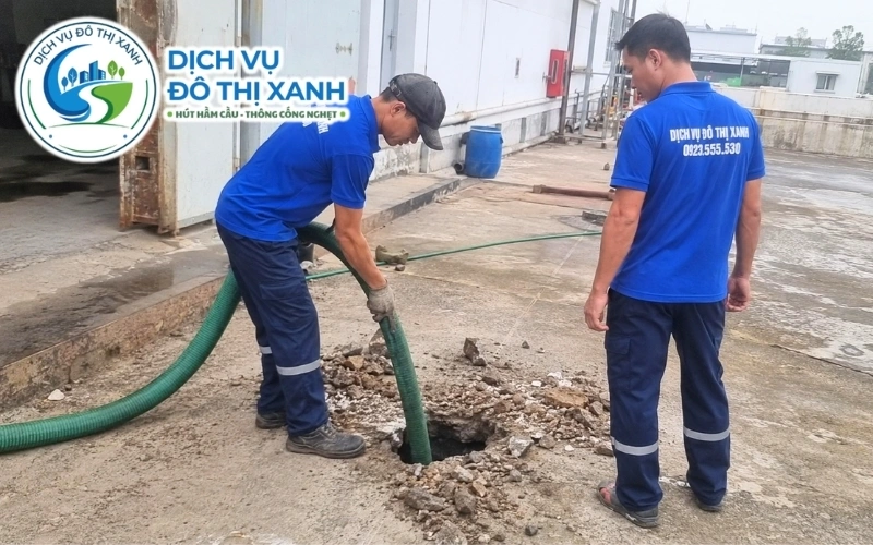 Đội xe Đô Thị Xanh phục vụ hút hầm cầu tại ba xã mới của Đức Huệ
