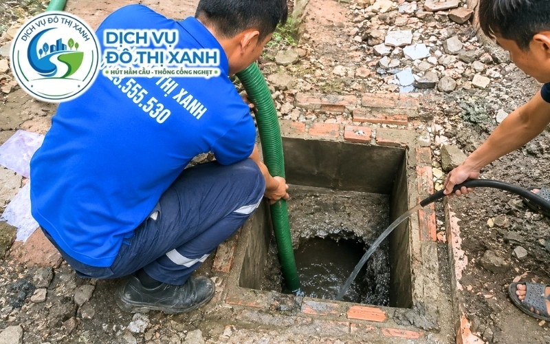 Đội xe Đô Thị Xanh phục vụ hút hầm cầu tại các khu vực quanh Trần Văn Thời