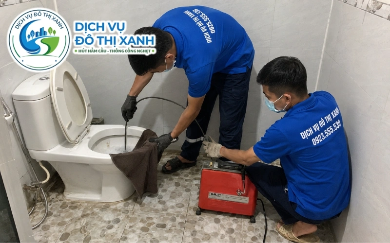 Nhân viên Đô Thị Xanh phục vụ thông bồn cầu tại các xã và ấp ven rừng U Minh