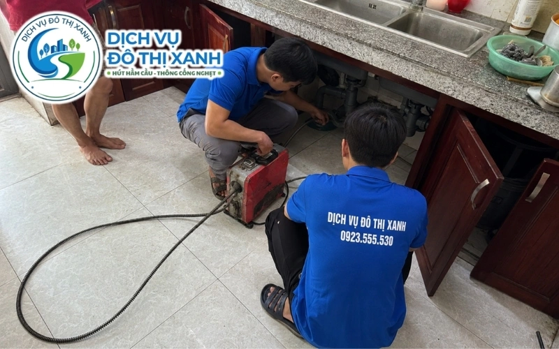 Đội thợ Đô Thị Xanh phục vụ thông cống nghẹt tại ba xã của Đức Huệ