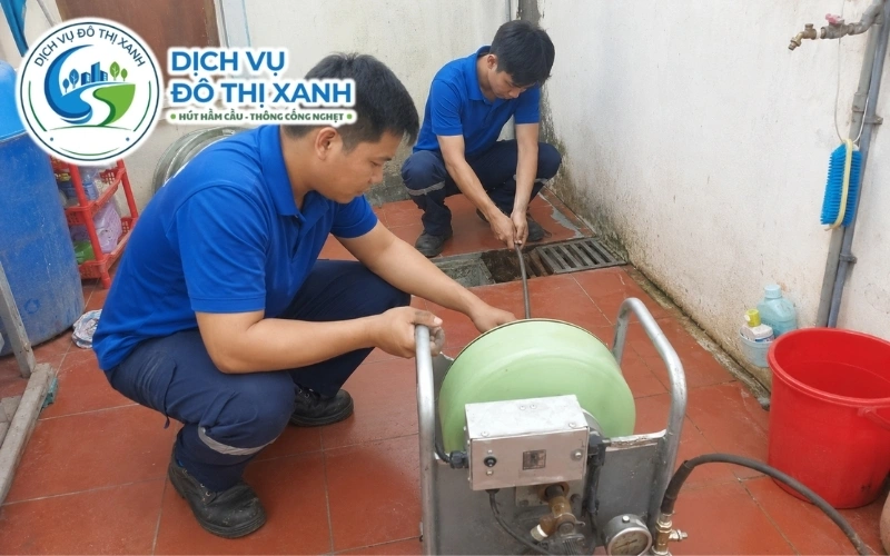 Nhân viên Đô Thị Xanh phục vụ thông cống tại các xã quanh Trà Ôn và cù lao Mây