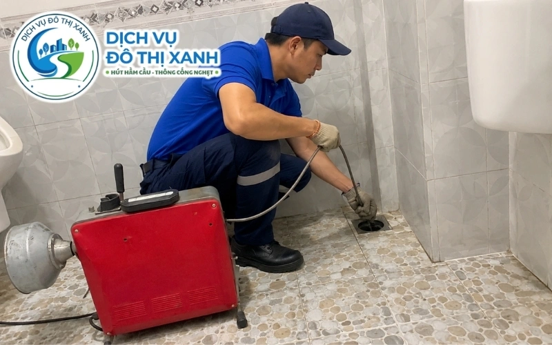 Nhân viên Đô Thị Xanh phục vụ thông cống nghẹt tại U Minh Thượng và các khu vực lân cận