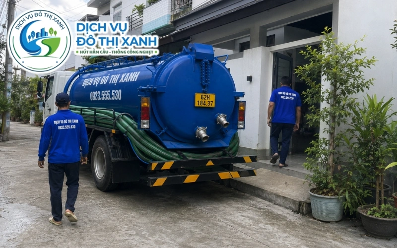Kỹ thuật viên kiểm tra bồn cầu ọc ọc do hầm đầy hoặc triều đẩy tại Tân Trụ