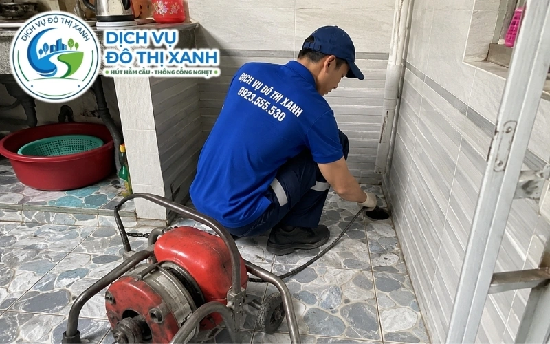 Kỹ thuật viên Đô Thị Xanh kiểm tra camera đường cống sau khi xử lý tại Tân Biên