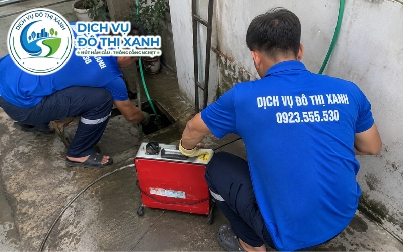 Kỹ thuật viên Đô Thị Xanh kiểm tra cống chung và hố ga tại dãy trọ Châu Thành