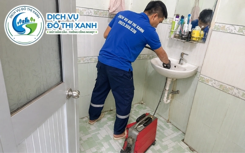 Kỹ thuật viên Đô Thị Xanh kiểm tra nhanh nguyên nhân cống nghẹt tại Tân Uyên