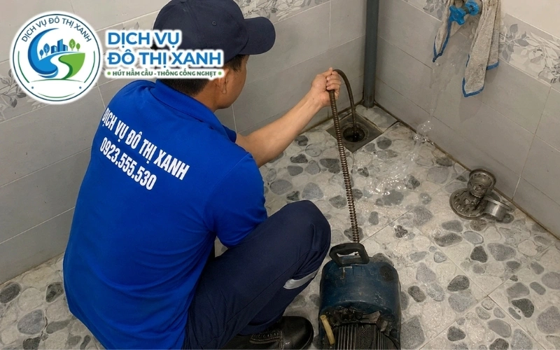 Kỹ thuật viên Đô Thị Xanh kiểm tra nhanh tình trạng cống nghẹt tại Thủ Dầu Một