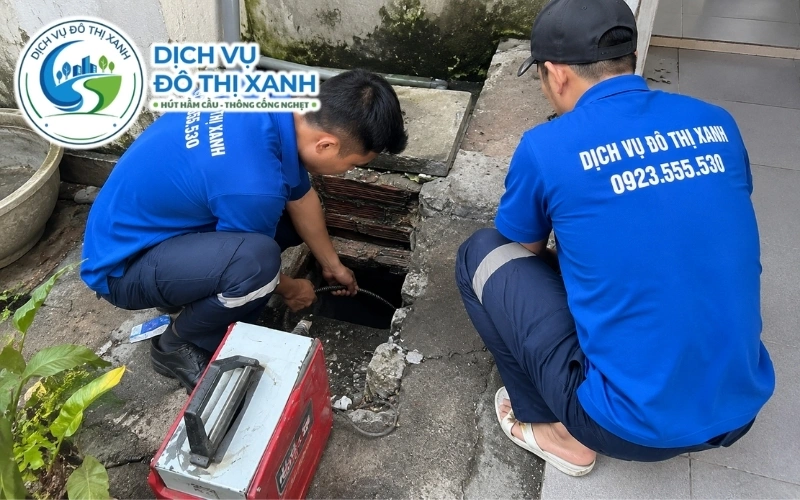 Kỹ thuật viên kiểm tra cống sàn và hố ga sau mùa hạn mặn tại Gò Công