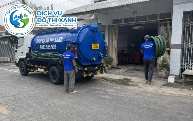 Chủ nhà trao đổi với kỹ thuật viên Đô Thị Xanh trước khi mở nắp hầm tại Châu Thành A
