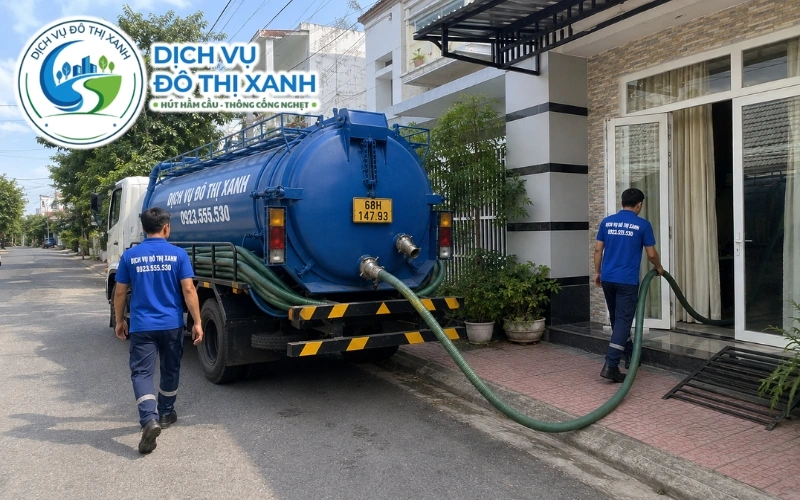 Kỹ thuật viên kiểm tra hầm bị đẩy nổi và nền nứt quanh nắp hầm tại Hòn Đất