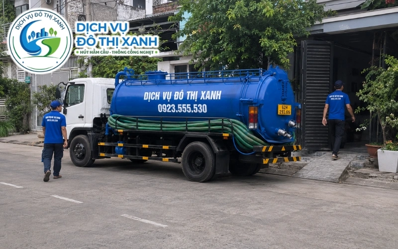 Kỹ thuật viên Đô Thị Xanh kiểm tra dấu hiệu hầm cầu đầy tại Thạnh Hóa