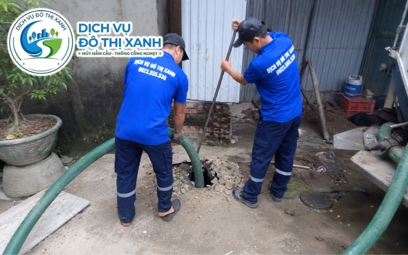Nhân viên kiểm tra hầm cầu gần ao cá và mương vườn tại Thạnh Hóa