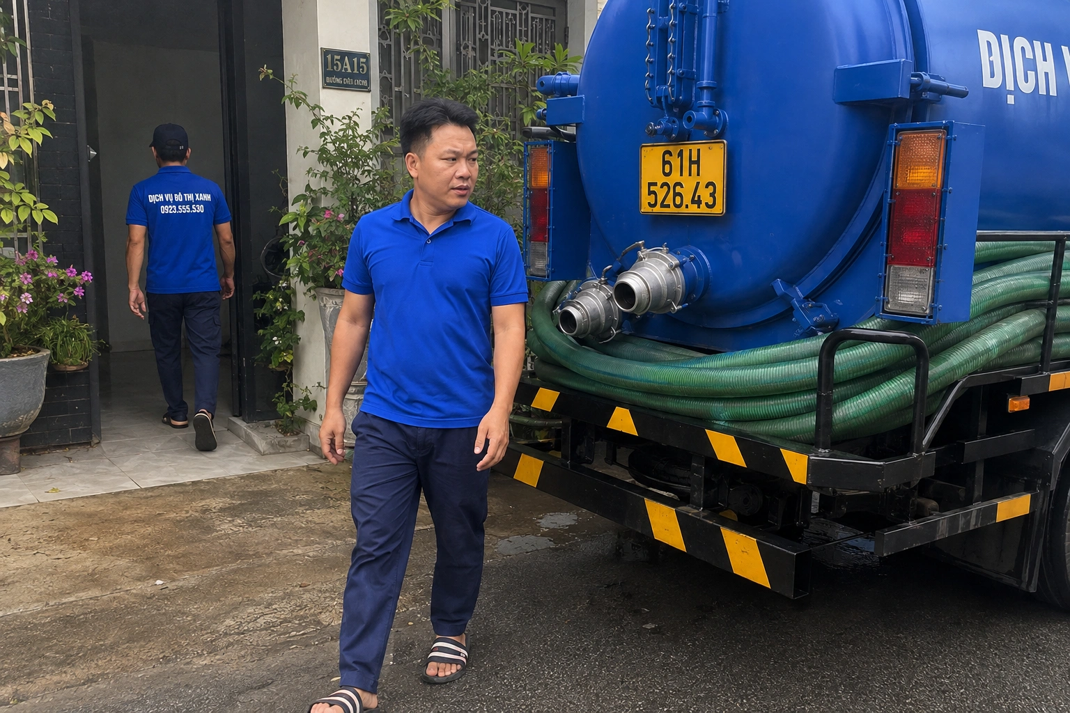 Nhân viên Đô Thị Xanh kiểm tra hầm cầu tại nhà vườn đóng cửa dài ngày ở Dầu Tiếng