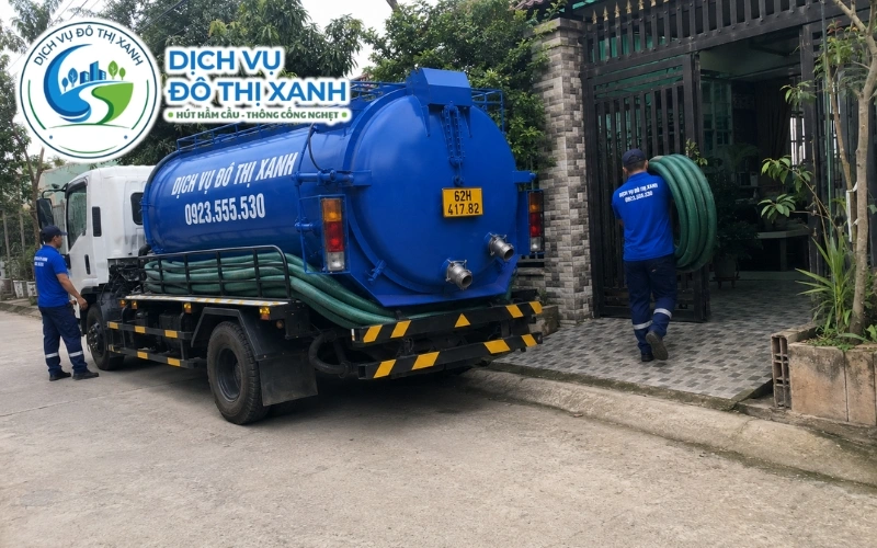 Kỹ thuật viên kiểm tra thành hầm cầu bị nước phèn ăn mòn tại Thạnh Hóa