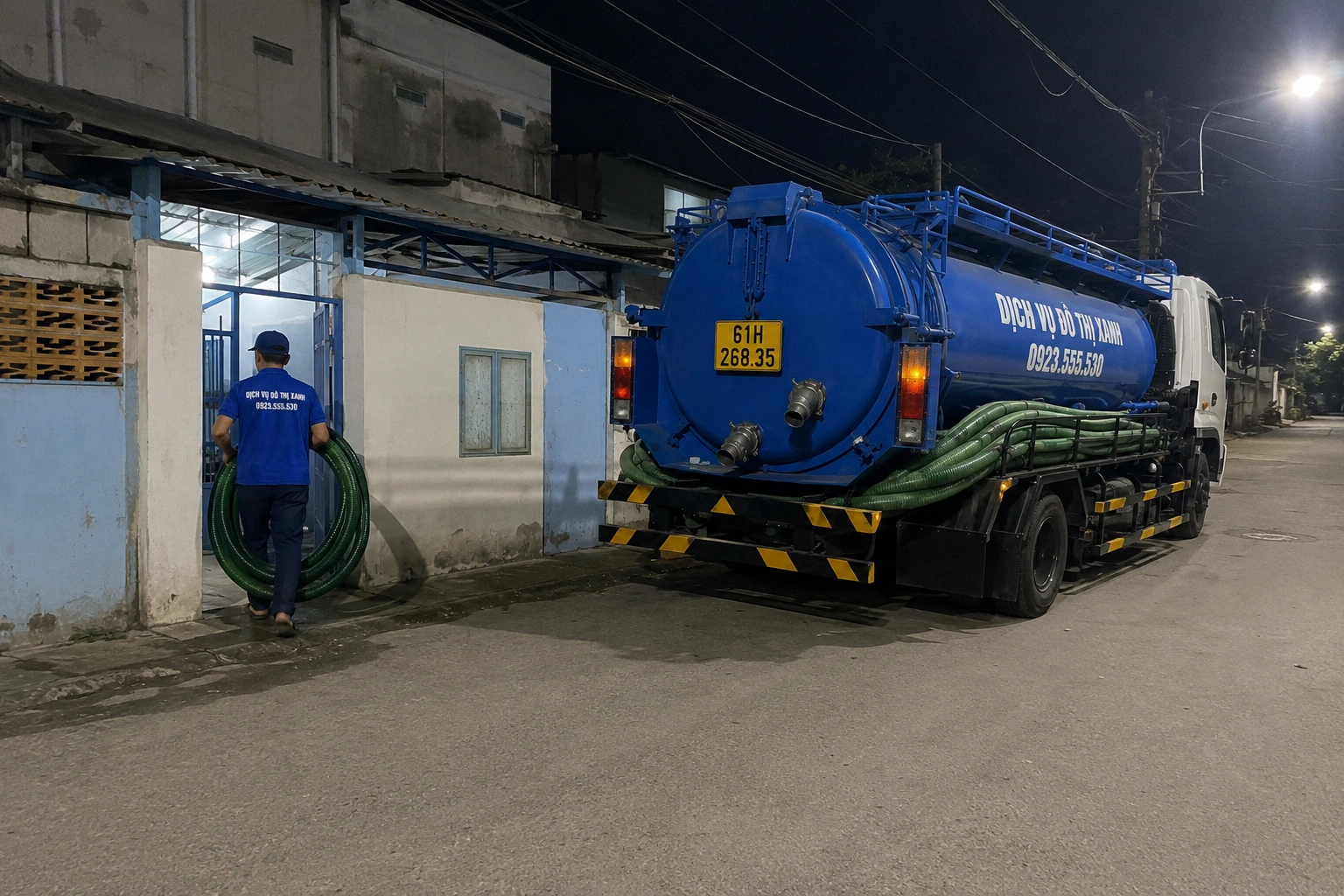 Hút hầm cầu Dĩ An, Đô Thị Xanh trực 24/7, chốt giá trước 2 Kỹ thuật viên Đô Thị Xanh kiểm tra tình trạng hầm cầu trước khi xử lý tại Dĩ An