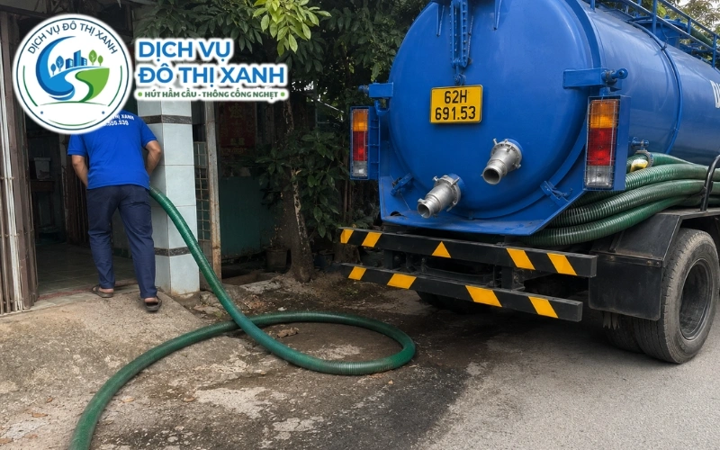 Kỹ thuật viên Đô Thị Xanh kiểm tra hầm cầu nhà dân vùng biên Vĩnh Hưng