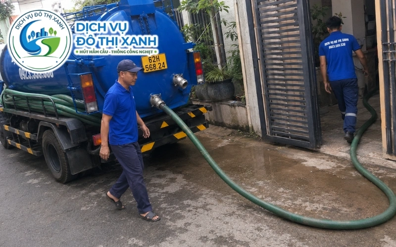 Nhân viên Đô Thị Xanh soi kiểm tra thành hầm cầu bị ảnh hưởng bởi nước mặn tại Cần Đước