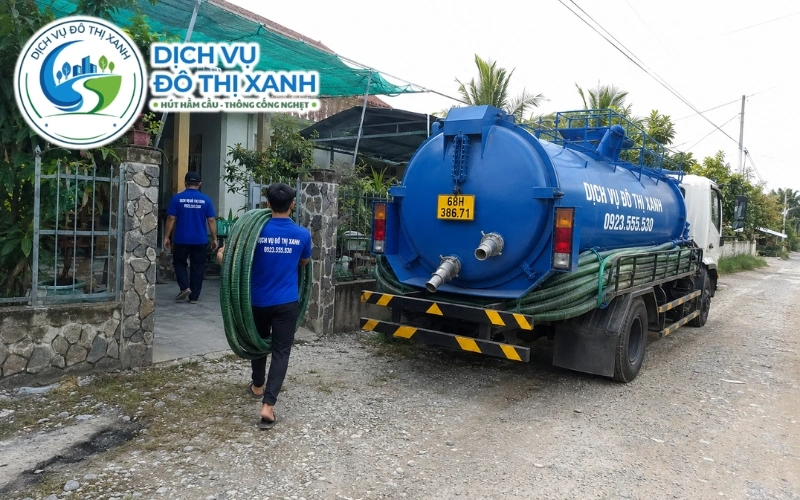 Kỹ thuật viên Đô Thị Xanh kiểm tra hầm cầu cũ bị hơi mặn ăn mòn tại Hà Tiên