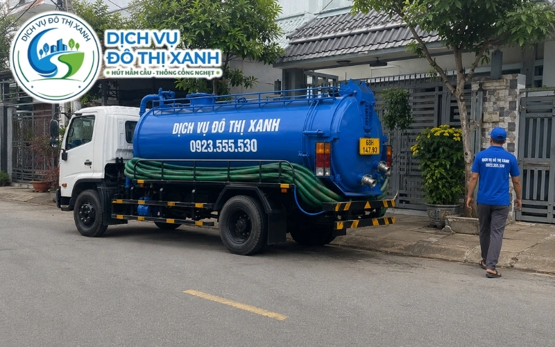 Kỹ thuật viên kiểm tra hầm gạch cũ bị rỉ nước tại Giồng Riềng