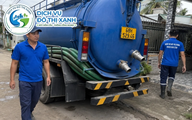 Nhân viên Đô Thị Xanh kiểm tra mạch vữa và thành hầm gạch cũ tại Tân Hiệp