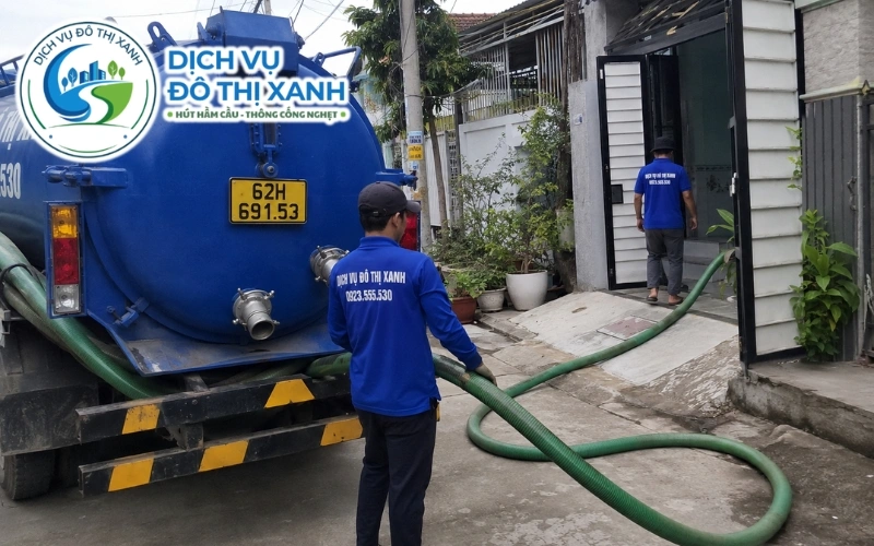 Kỹ thuật viên kiểm tra hầm gạch bị thấm phèn tại Mộc Hóa
