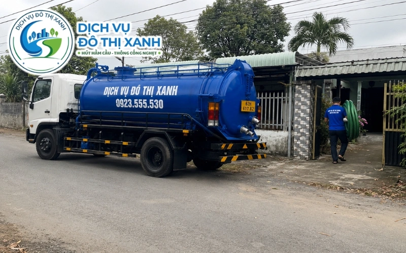 Kỹ thuật viên kiểm tra thành hầm gạch tại vùng đất phèn Mỹ An và Tân Long