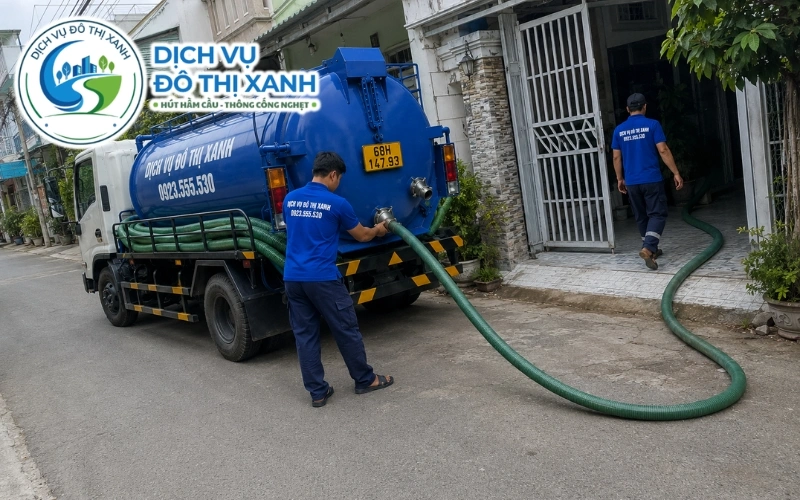 Kỹ thuật viên kiểm tra hầm cầu trên nền đá vôi và đất ven đầm tại Hà Tiên