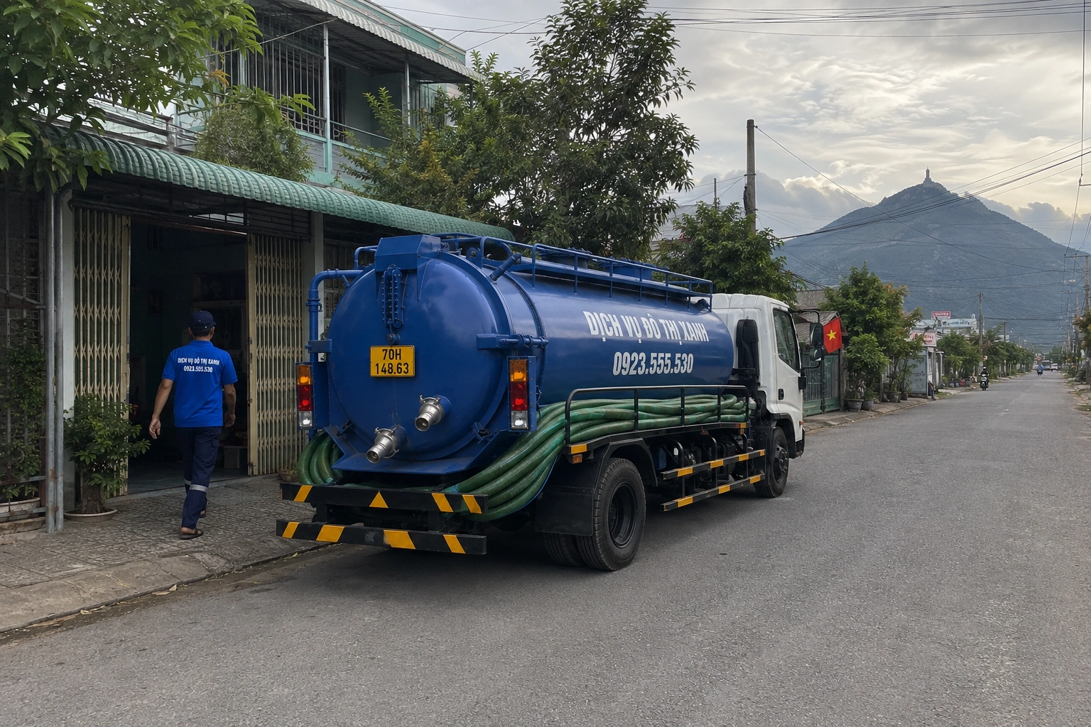 Kỹ thuật viên Đô Thị Xanh kiểm tra hầm cầu ngậm nước mùa mưa quanh hồ Dầu Tiếng