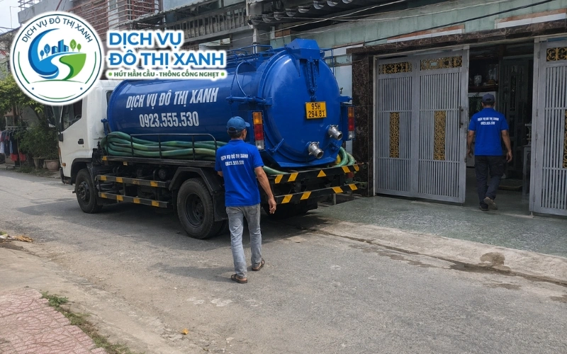 Kỹ thuật viên kiểm tra hầm cầu nhà nền thấp ven sông tại Ngã Bảy