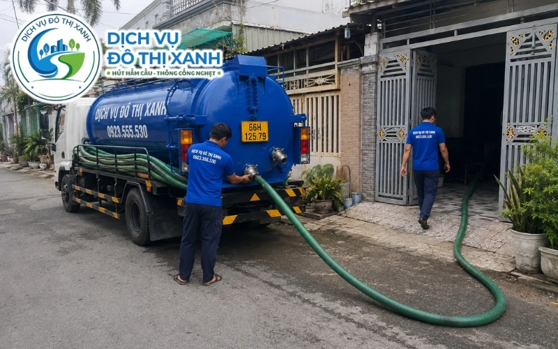 Kỹ thuật viên kiểm tra hầm cầu nhà nền thấp ven sông tại Hồng Ngự