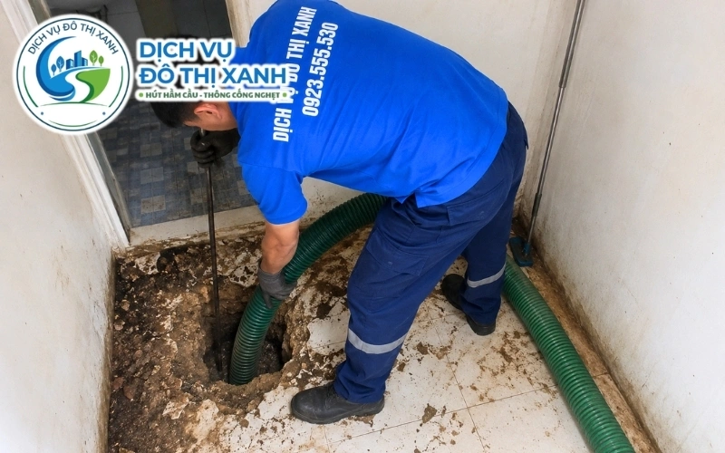 Kỹ thuật viên kiểm tra nắp và hầm cầu nhà vùng bãi bồi Thanh Bình