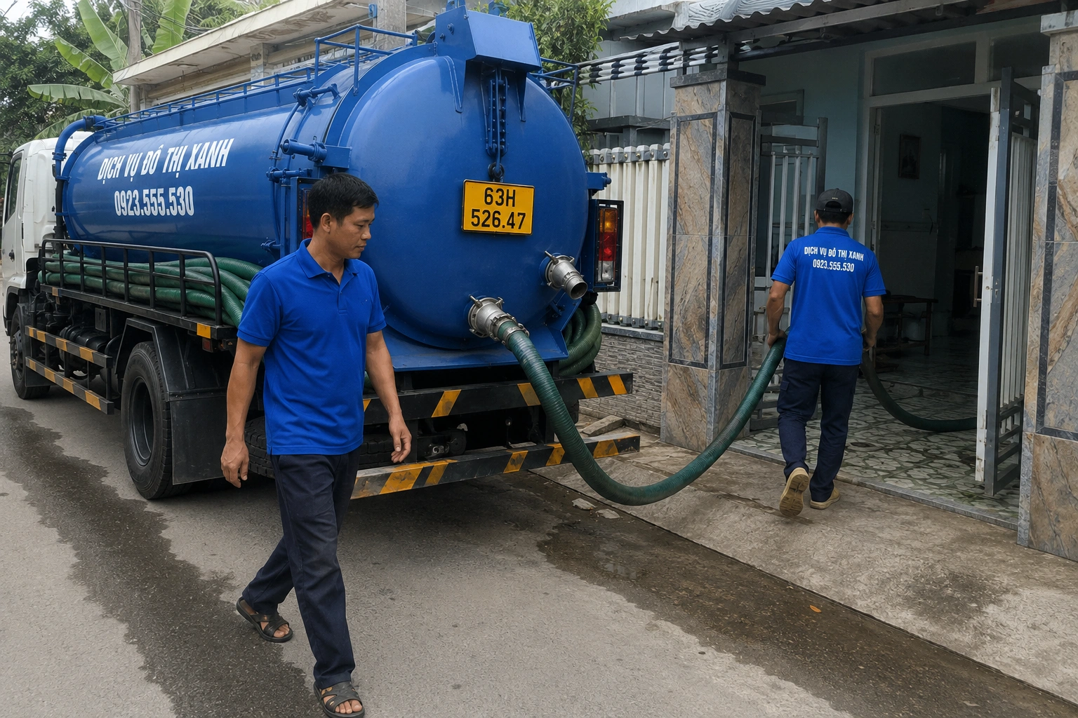 Kỹ thuật viên Đô Thị Xanh kiểm tra hầm gạch cũ cho nhà vườn Vĩnh Kim Châu Thành