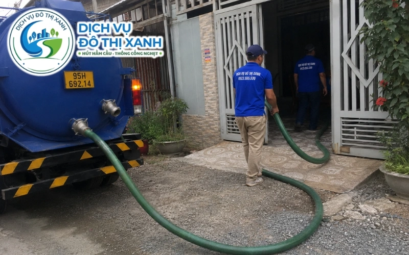 Kỹ thuật viên kiểm tra hầm tự hoại bị nước ngoài thấm ngược tại Phụng Hiệp
