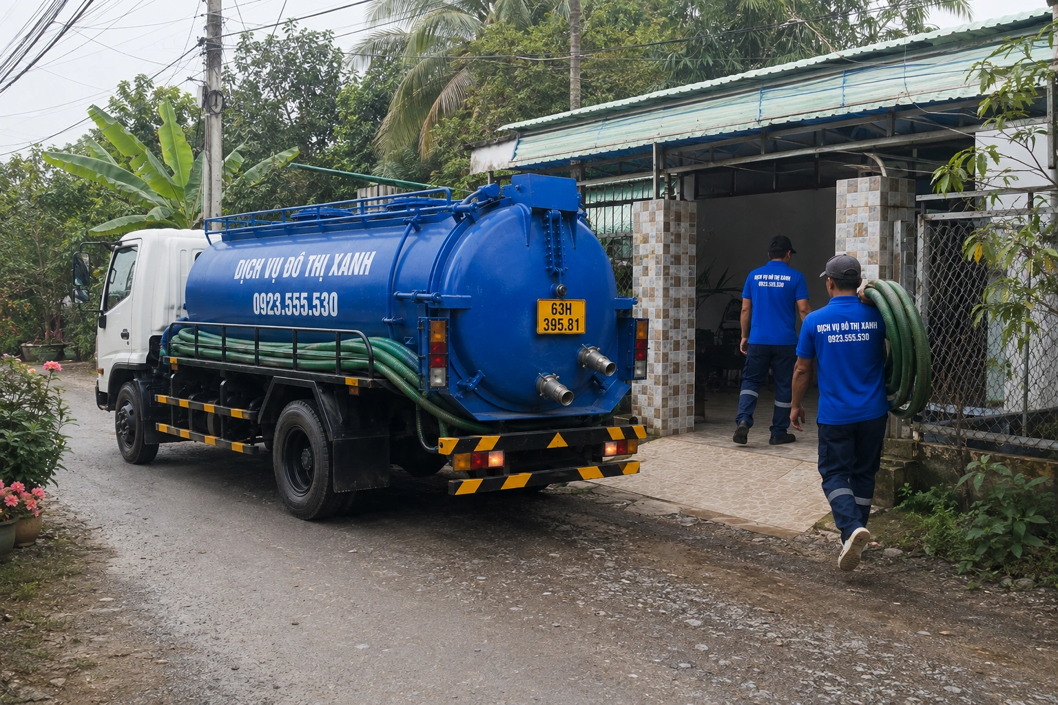 Kỹ thuật viên kiểm tra hầm cầu nhà vườn Chợ Gạo trước đợt chong đèn thanh long