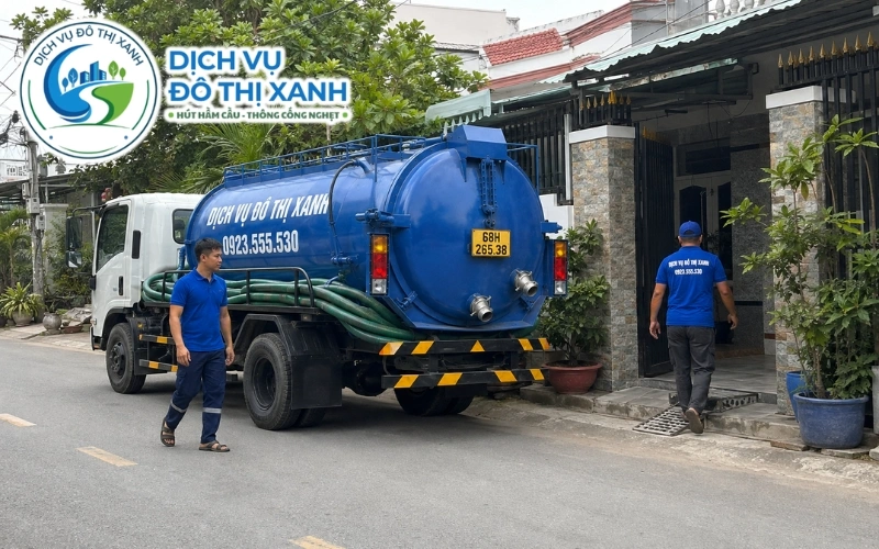 Kỹ thuật viên Đô Thị Xanh đo mực bùn và kiểm tra hầm trước khi thả ống hút tại Hòn Đất