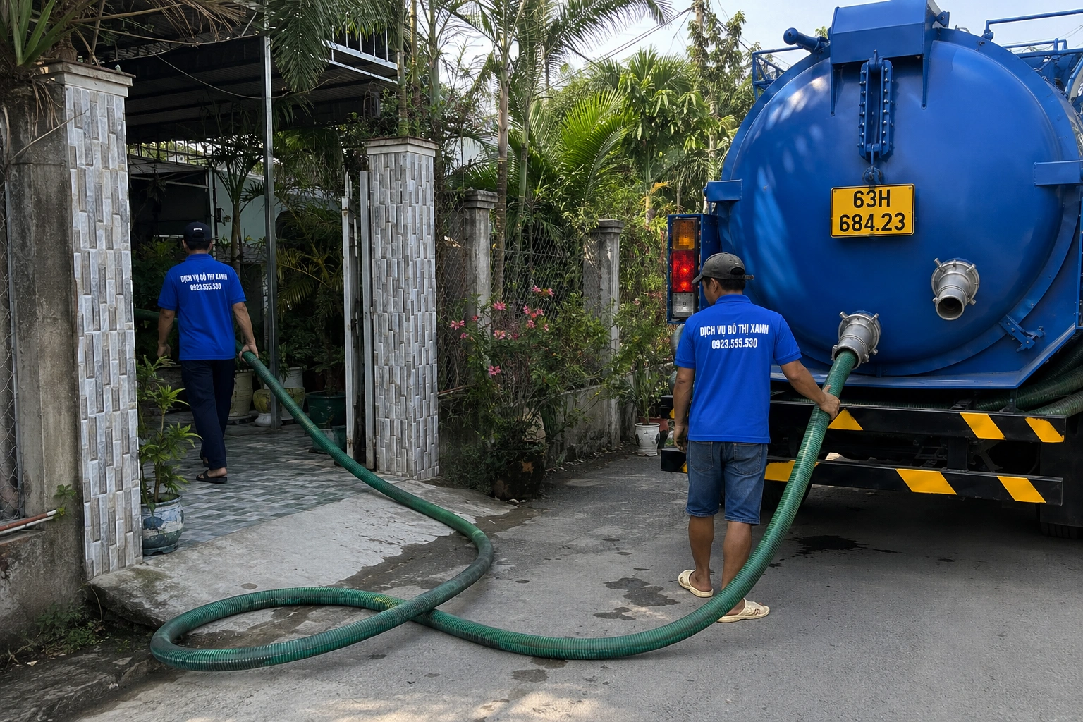 Kỹ thuật viên Đô Thị Xanh kiểm tra mối nối ống ngầm tại nhà ven kênh Chợ Gạo
