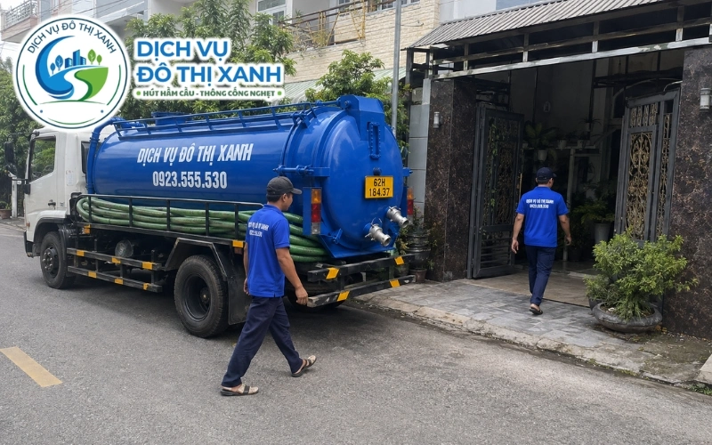 Kỹ thuật viên kiểm tra để phân biệt hầm cầu đầy và đường ống nghẹt tại Kiến Tường