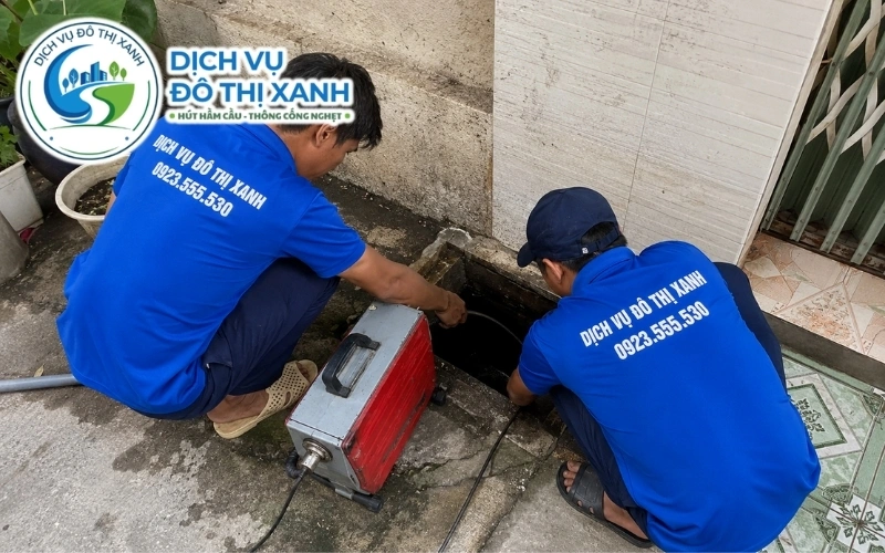 Kỹ thuật viên Đô Thị Xanh kiểm tra ống đứng chung tại nhà nhiều tầng ở Thủ Dầu Một