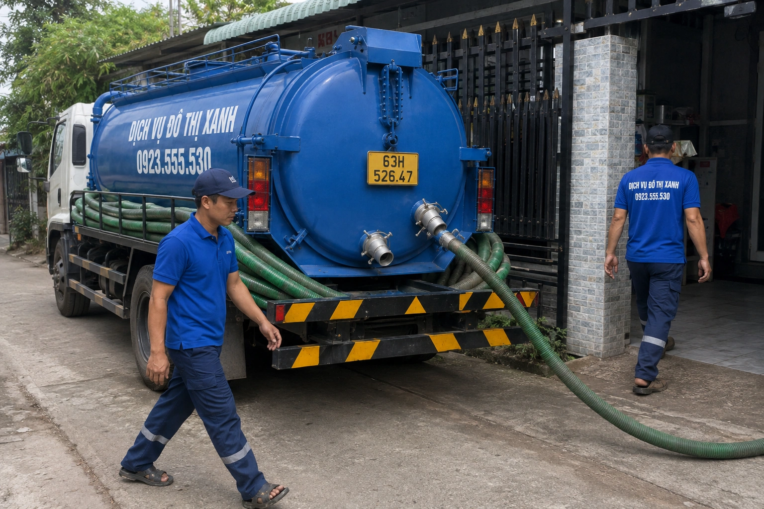 Kỹ thuật viên kiểm tra ống thông hơi hầm cầu để xử lý mùi tại Cai Lậy