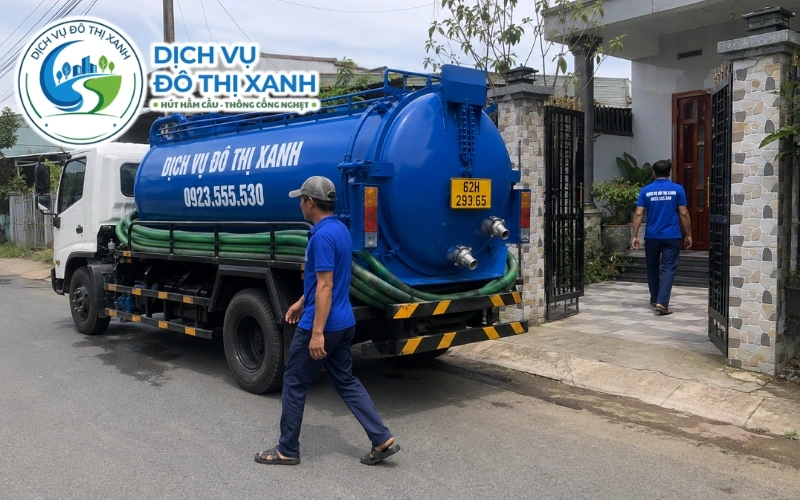 Nhân viên Đô Thị Xanh soi kiểm tra thành hầm cầu sau khi hút tại Tân Trụ