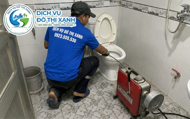Gia chủ trao đổi với kỹ thuật viên Đô Thị Xanh trước khi thông bồn cầu tại Châu Thành