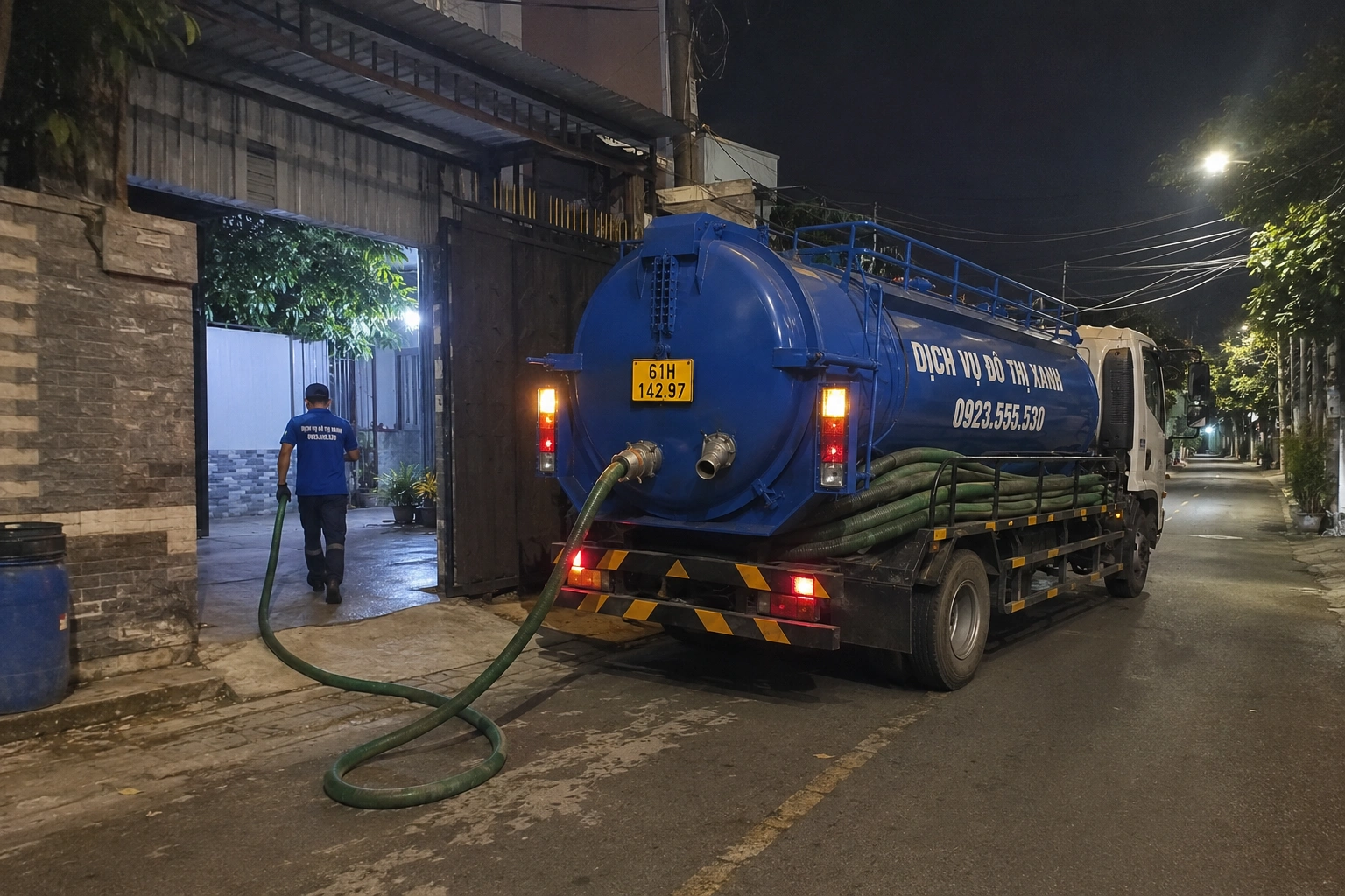 Kỹ thuật viên Đô Thị Xanh kiểm tra tình trạng hầm cầu trước khi điều xe tại Bến Cát