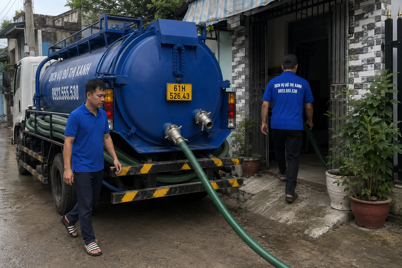 Kỹ thuật viên Đô Thị Xanh kiểm tra tình trạng hầm cầu trước khi đặt lịch tại Thủ Dầu Một