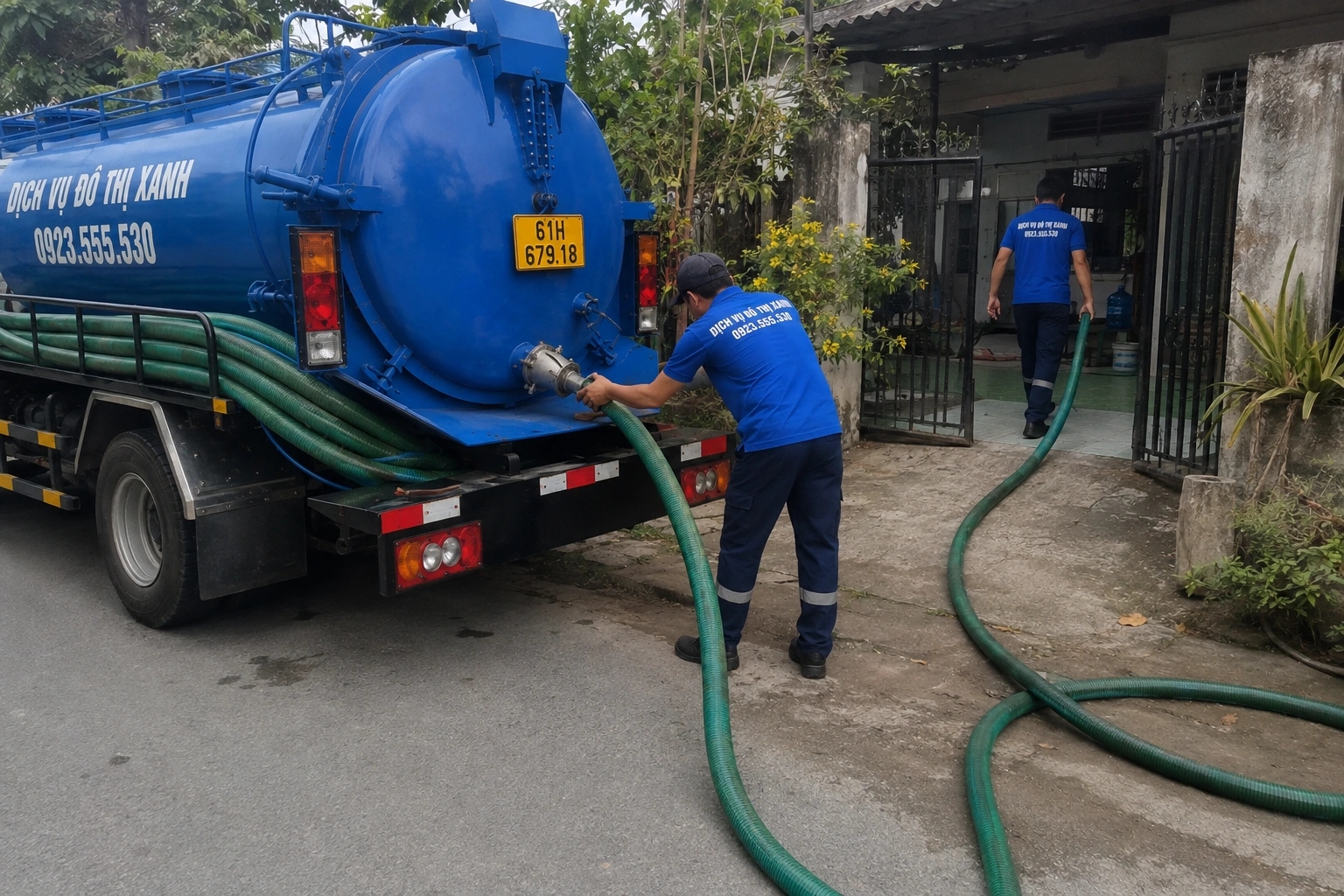 Kỹ thuật viên Đô Thị Xanh mở nắp đo mực và khảo sát đường ống trước khi hút hầm cầu Thuận An