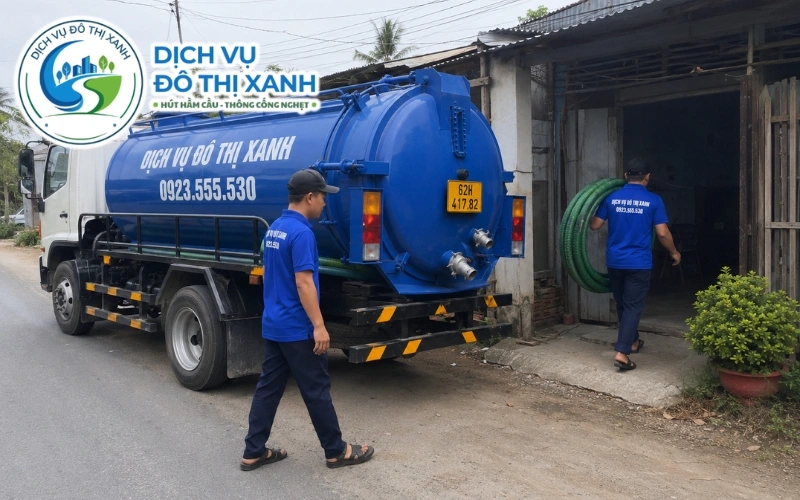 Kỹ thuật viên kiểm tra hệ thống thoát nước trước khi xác định phương án tại Tân Thạnh