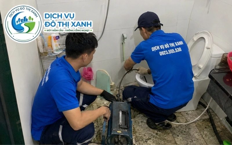 Nhân viên Đô Thị Xanh làm sạch từng lỗ xả bị cặn phèn bít tại U Minh