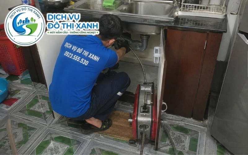 Đội thợ Đô Thị Xanh mở nắp đan và làm sạch rãnh thoát trong nhà xưởng Tân Uyên