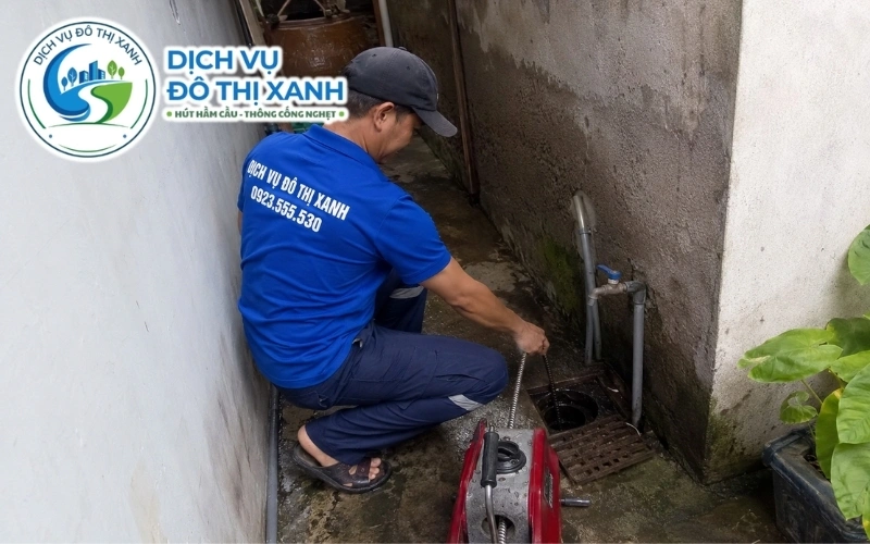 Đội thợ Đô Thị Xanh mở từng đoạn nắp đan làm sạch rãnh xưởng tại Tân Hiệp Tân Uyên